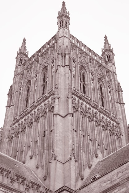 L'église cathédrale de Worcester Angleterre Royaume-Uni en sépia noir et blanc