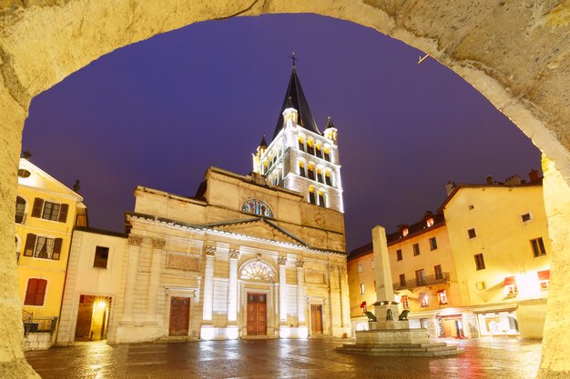 Photo Église catholique romaine cathédrale d'annecy dans la vieille ville d'annecy la nuit pluvieuse, france