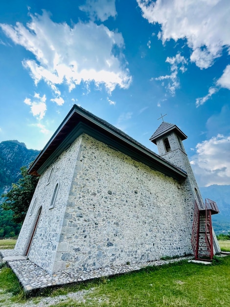 Photo Église chrétienne dans le village de theth dans le parc national de theth en albanie