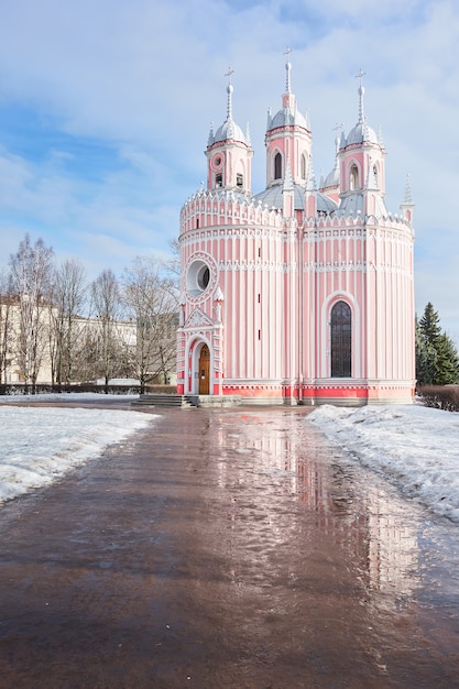 Eglise chrétienne orthodoxe rose et bleu pastel