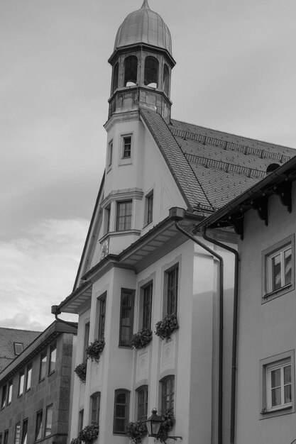 Photo une église avec un clocher et un clocher