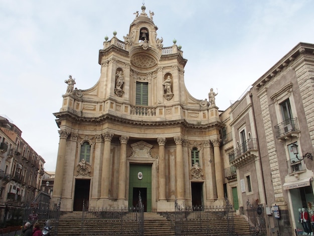 L'église collégiale de Santa Maria dell'Elemosina du XVIIIe siècle est située à Catane, en Sicile.