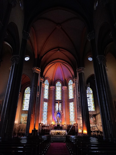 Une église avec des colonnes et un panneau bleu qui dit " le mot " dessus. "