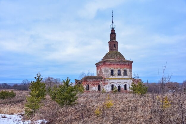 Photo l'église cosmodamienne abandonnée a détruit l'église de cosmas et damian.