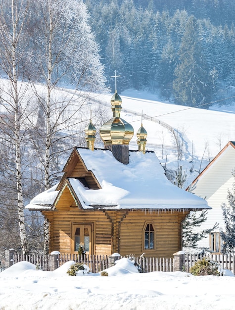 Église dans la neige aux montagnes d'hiver