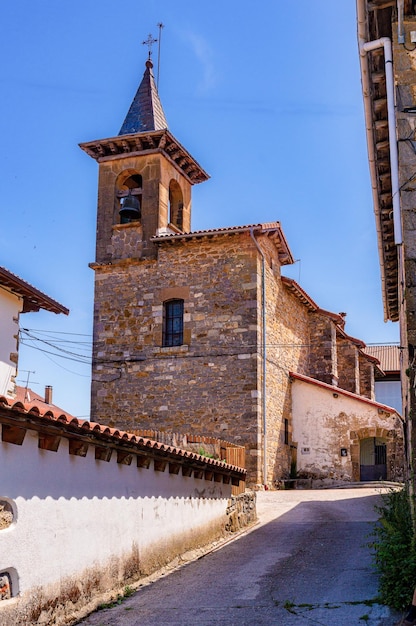 Une église dans le village de san gimignano