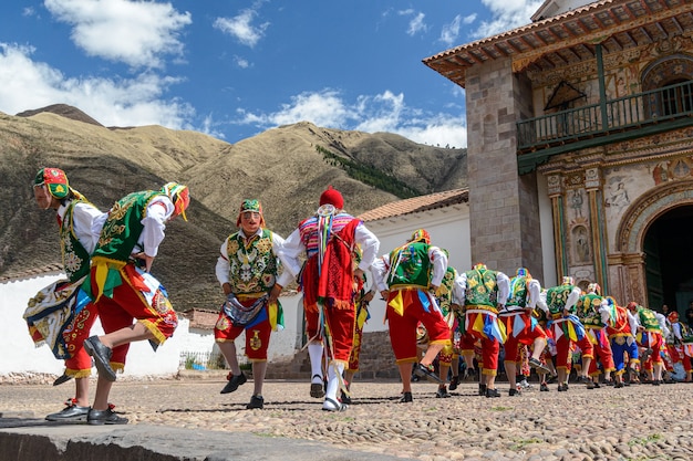 Photo Église de danse folklorique péruvienne de san pedro apôtre d'andahuaylillas près de cusco pérou