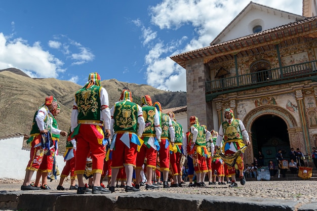 Photo Église de danse folklorique péruvienne de san pedro apôtre d'andahuaylillas près de cusco pérou