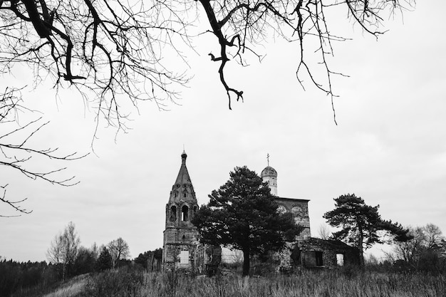 L'église détruite de l'Archange Michael à Nekhoroshevo