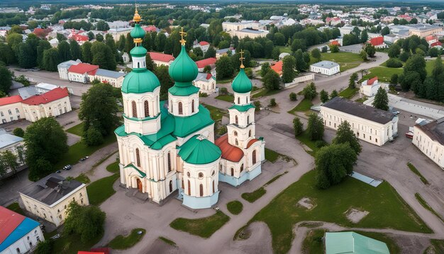 une église avec un dôme vert et un dôme Vert