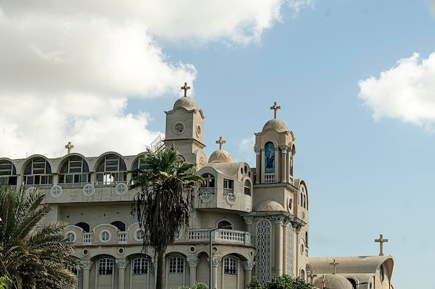 Une église avec des dômes contre le ciel bleu Alexandria Egypte