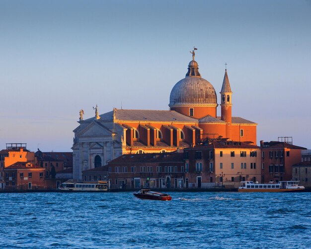 Photo l'église du rédempteur à venise, en italie, à l'heure d'or