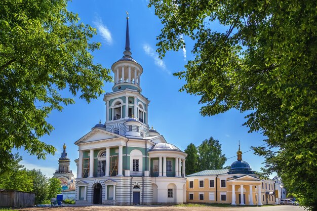 Photo Église du sauveur pas faite par des mains dans le monastère de boris et gleb à torzhok en russie