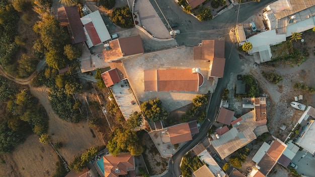 L'église du village de Moni vue d'oiseau