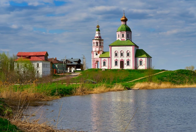 L'église d'Elie le prophète sur la rive du fleuve