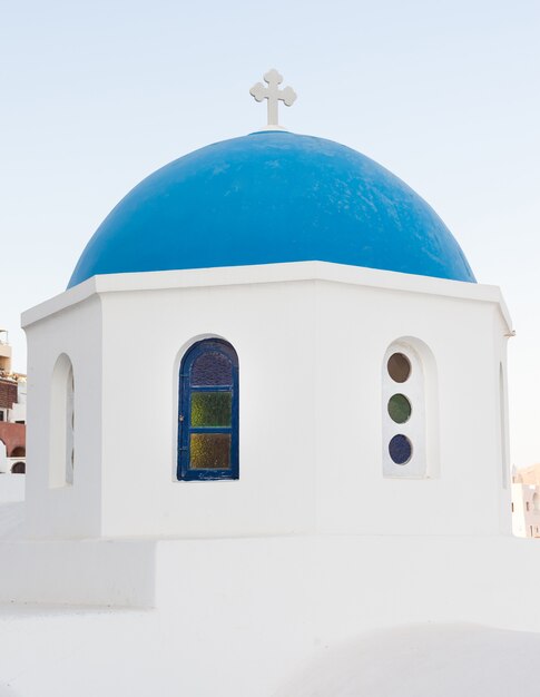 Eglise emblématique avec coupole bleue à Oia