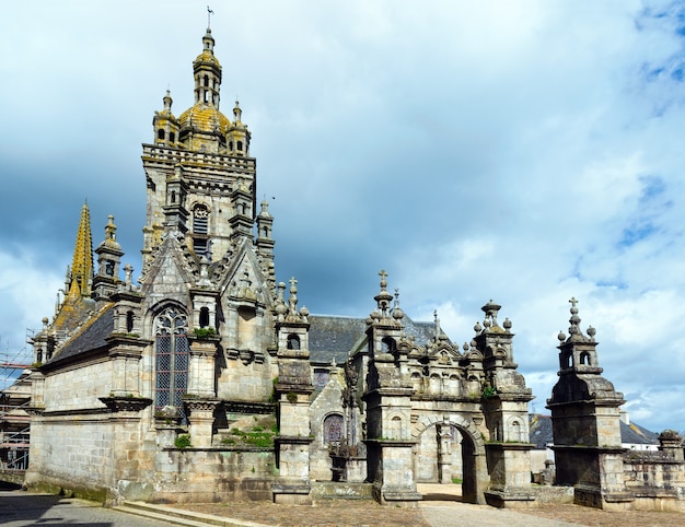 L'église et l'entrée de la paroisse se ferment