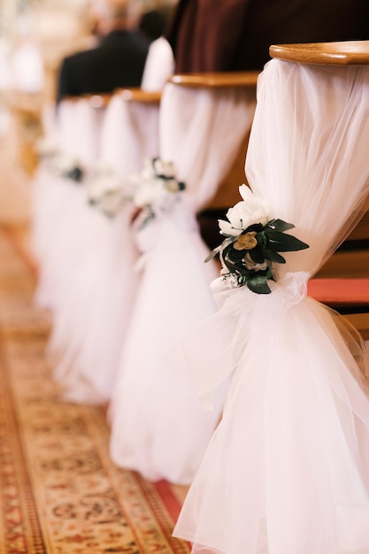 L'église est décorée pour le sacrement du mariage