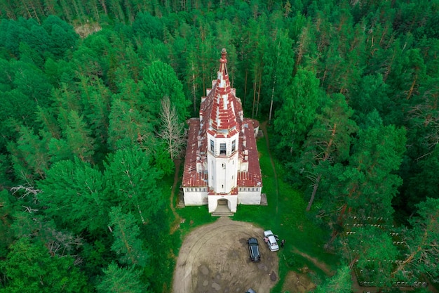 L'église finlandaise détruite dans la forêt de Carélie. L'église a été prise du ciel. La chapelle