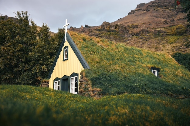 Église de gazon dans le village islandais de Hof Islande