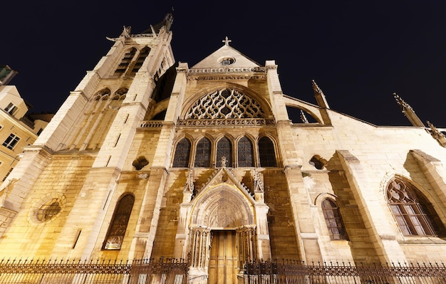 L'église gothique Saint Severin dans la nuit Paris