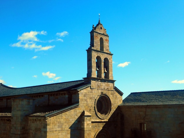 Une église avec une grande horloge sur le devant