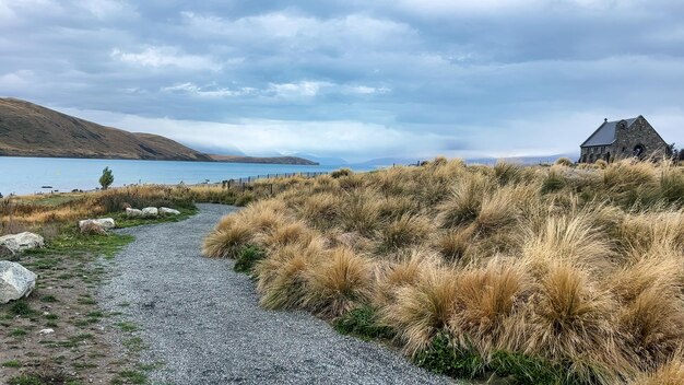 Photo l'église historique du bon pasteur sur la rive du lac tekapo