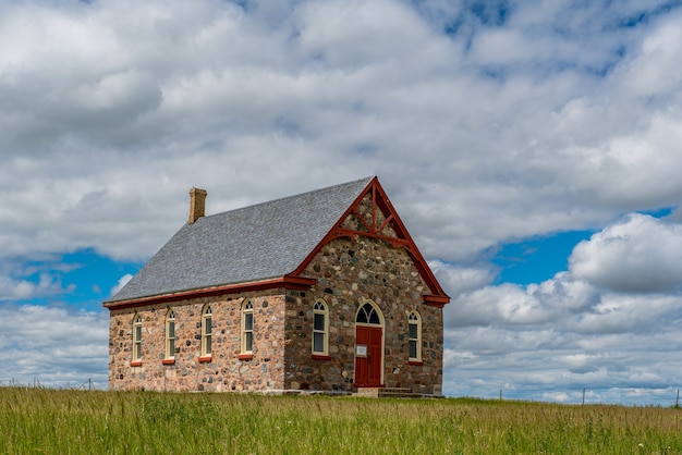 L'église historique en pierre Fairview United de 1903 dans les prairies canadiennes