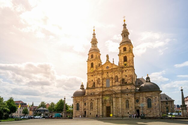Église historique en ville contre un ciel nuageux