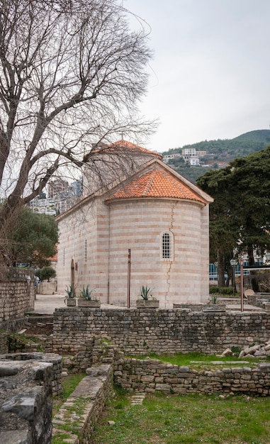 L'église Holy Trinity dans la vieille ville de Budva Monténégro