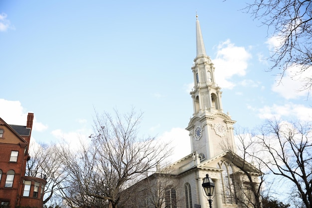 Photo une église avec une horloge au sommet