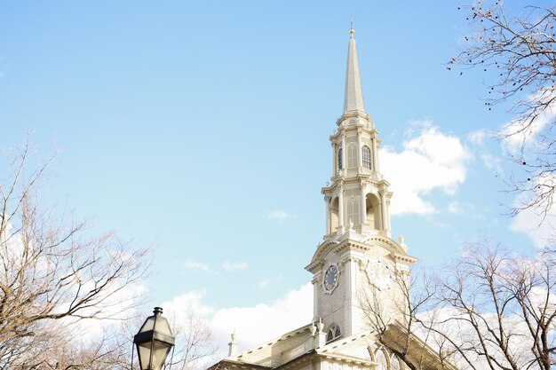 Photo une église avec une horloge au sommet