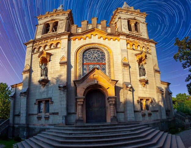 Photo une église avec une horloge sur le devant et les mots citation le mot citation sur le devant