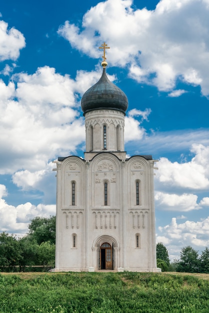 Eglise de l'intercession sur le Nerl à l'été. Bogolyubovo, région de Vladimir, Russie.