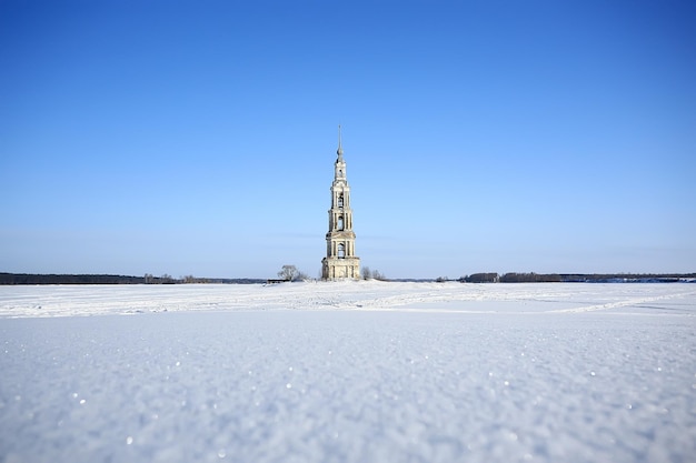 Photo Église de kalyazin / vue panoramique église orthodoxe sur l'île, paysage russe