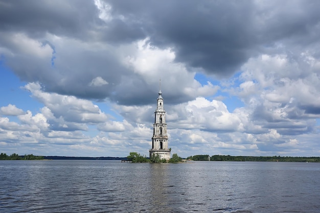 Photo Église de kalyazin / vue panoramique église orthodoxe sur l'île, paysage russe