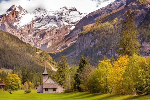 Photo l'église de kandersteg au coucher du soleil en suisse