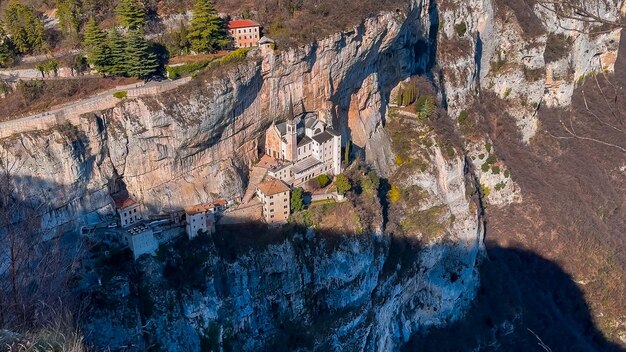 L'église médiévale Santuario Basilica Madonna della Corona sur les falaises de Vérone en Italie