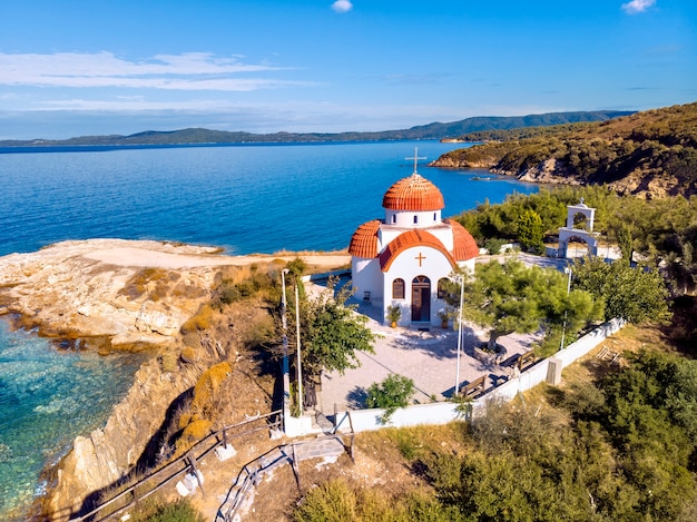 Église Et Mer Avec Plage Et Montagnes à Nea Roda, Halkidiki, Grèce