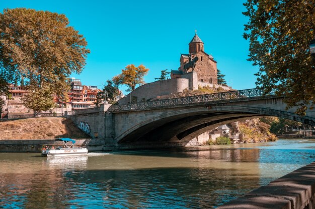 Photo Église metekhi et monument du roi vakhtang gorgasali à tbilissi, voyage