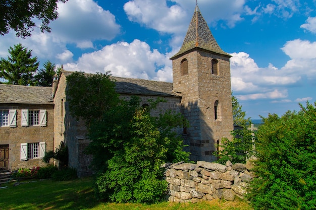 Une église avec un mur de pierre et une tour avec le mot st. Bernard sur le devant.