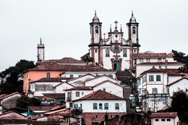 L'église de Nossa Senhora do Carmo au milieu des maisons contre un ciel clair