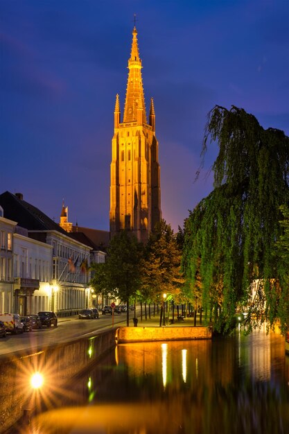 Photo Église de notre-dame et canal de bruges bruges belgique