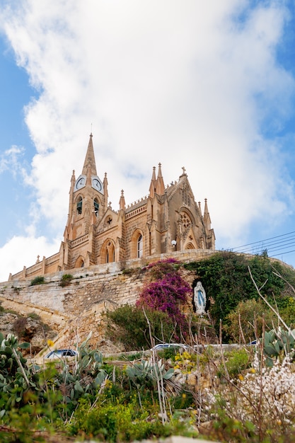 Eglise à Notre-Dame de Lourdes sur la colline. Île de Gozo, Malte.