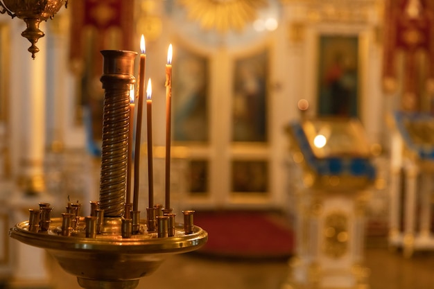 Église orthodoxe. Christianisme. Décoration intérieure festive avec bougies allumées et icône dans l'église orthodoxe traditionnelle la veille de Pâques ou de Noël. Religion foi prier symbole.