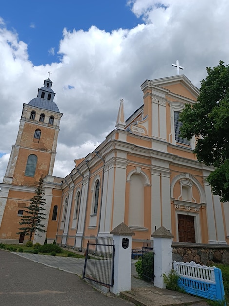 L'église de la personne est une église avec une croix sur le devant.