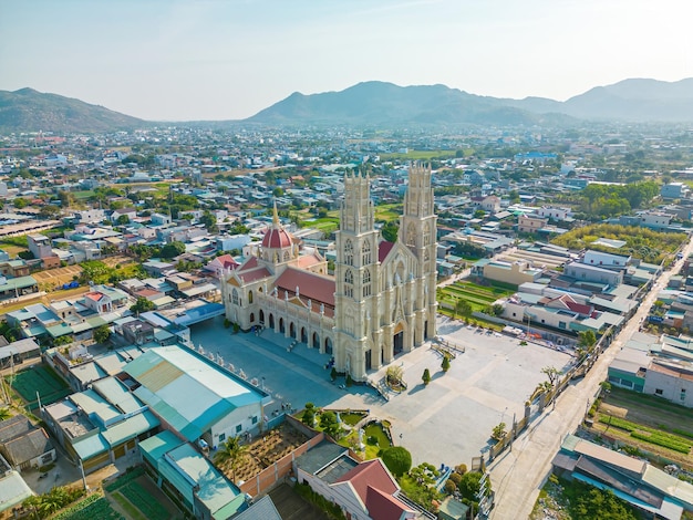 L'église de Phuoc Hung également connue sous le nom de paroisse de Phuoc Hung qui attire les touristes à visiter spirituellement le week-end à Vung Tau Vietnam L'église de Phuoc Hung a un bâtiment de construction qui ressemble à la France