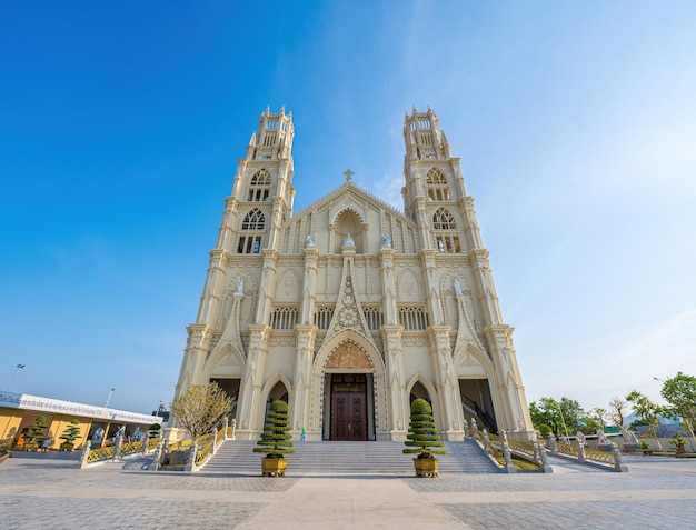 L'église de Phuoc Hung également connue sous le nom de paroisse de Phuoc Hung qui attire les touristes à visiter spirituellement le week-end à Vung Tau Vietnam L'église de Phuoc Hung a un bâtiment de construction qui ressemble à la France