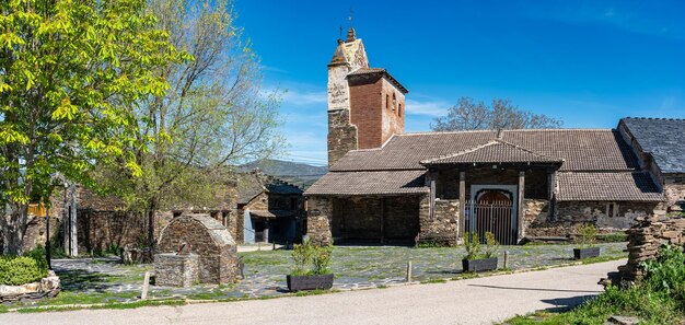 Photo Église de pierre médiévale dans un vieux village noir à guadalajara majaelrayo