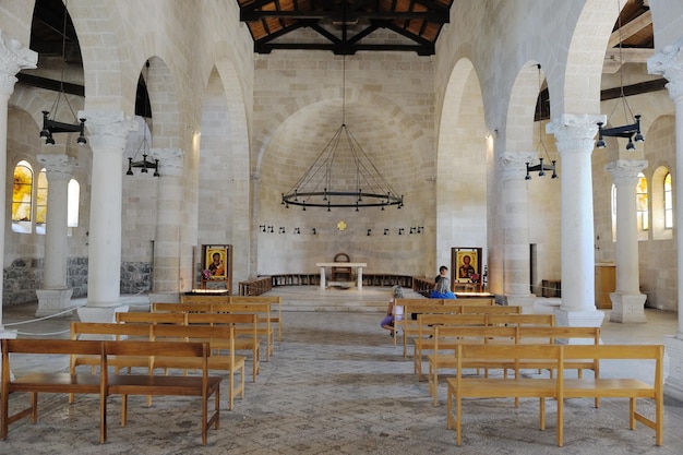 L'église de la première alimentation de la multitude à l'intérieur de Tabgha